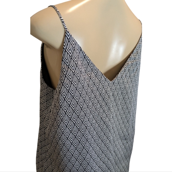 Express V-Neck Black White Geometric Dressy Fully Lined Tank Top Women's Large - Picture 12 of 16